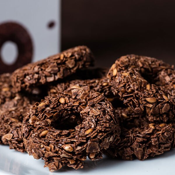 Chocolate-coated oat and grain cluster rings